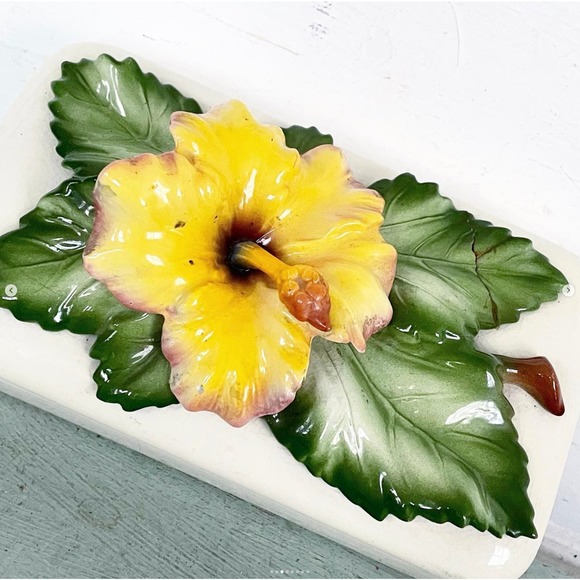 Vintage Dresser Box Trinket Jewelry Vanity Sculpted Yellow Gold Flower Lid - Picture 3 of 8